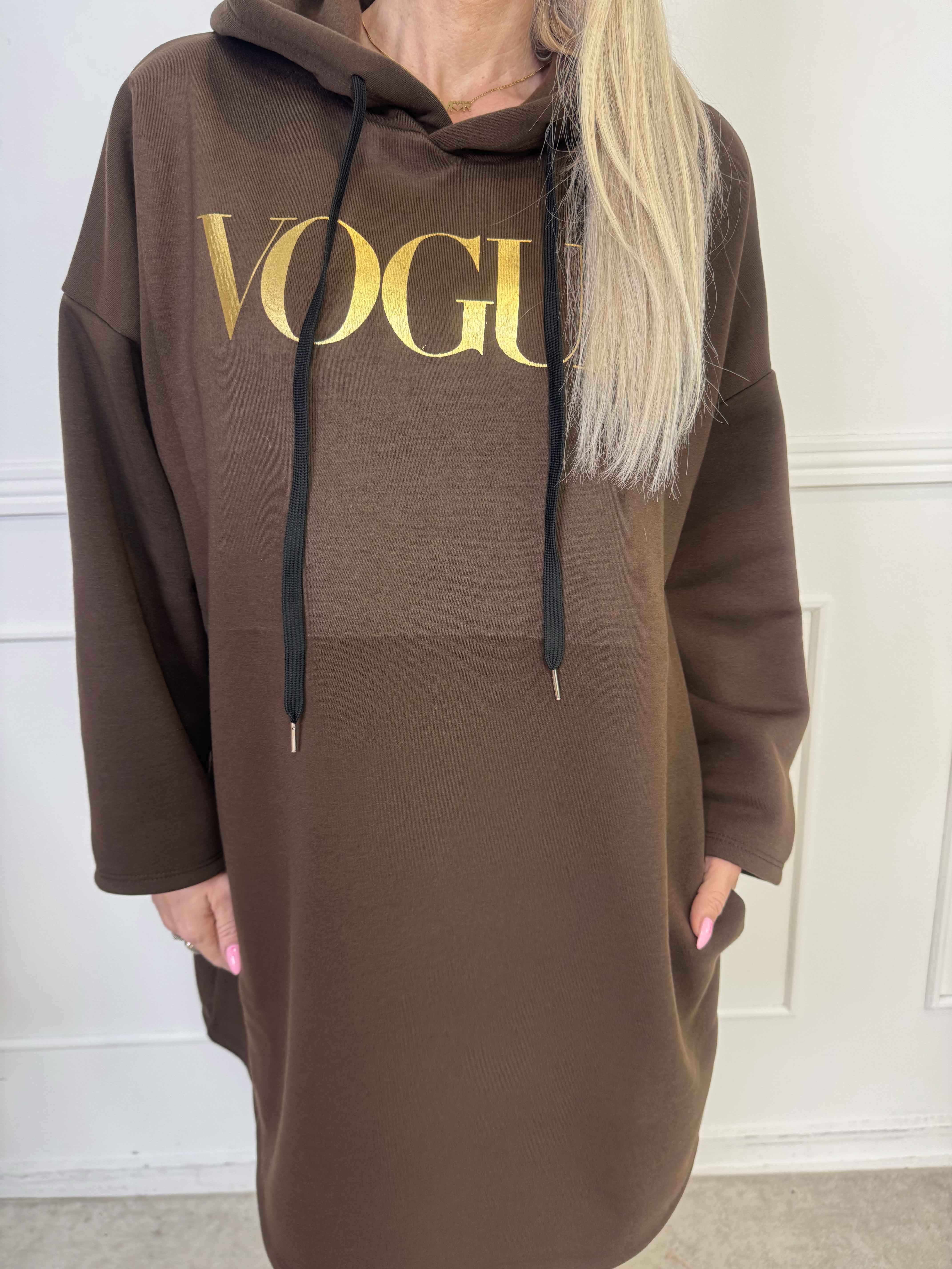 Perrine - Hoodiekjole med VOGUE tryk med lommer